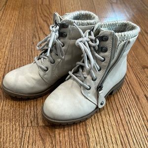 Off white girls zip up boots